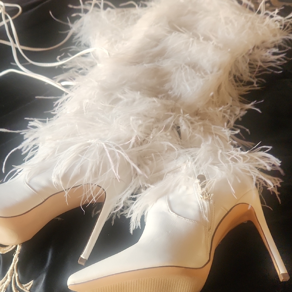 Chic Feathered White Heeled Boots